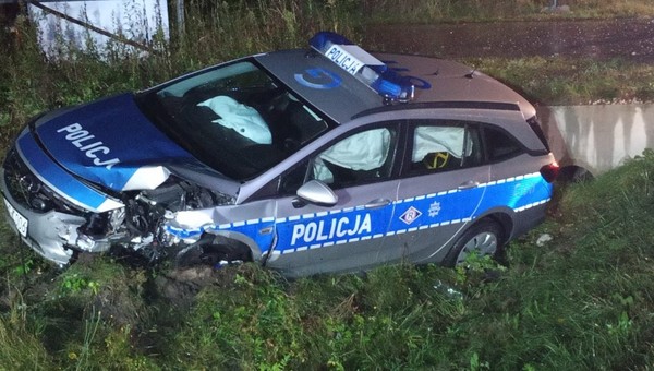 Wepchnął Matiza pod koła radiowozu i uciekł. Był pijany