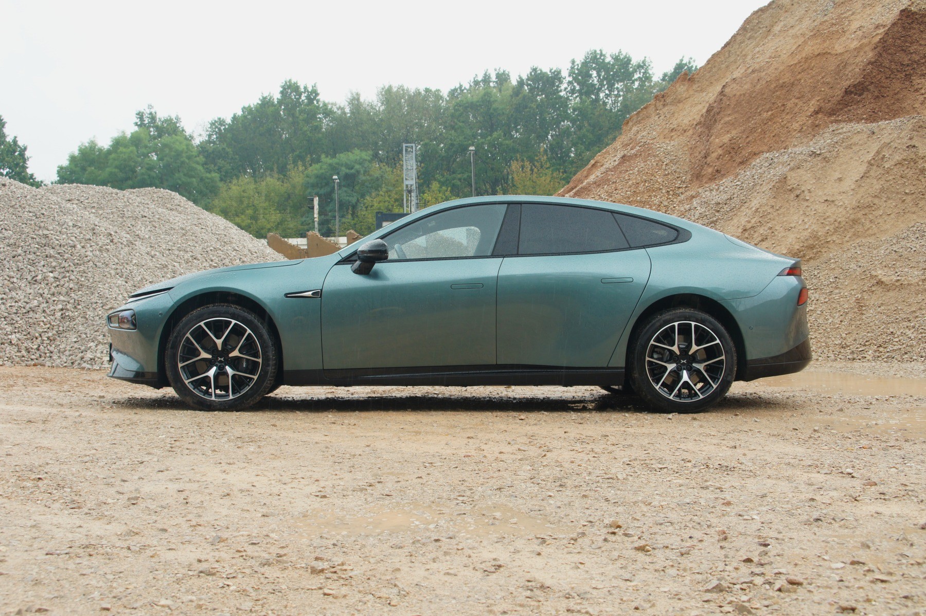 Xpeng P7 ma o 12,3 cm dłuższy rozstaw osi niż Tesla Model 3