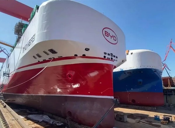 Wielkie statki płyną do Europy, a na nich duży problem dla producentów samochodów