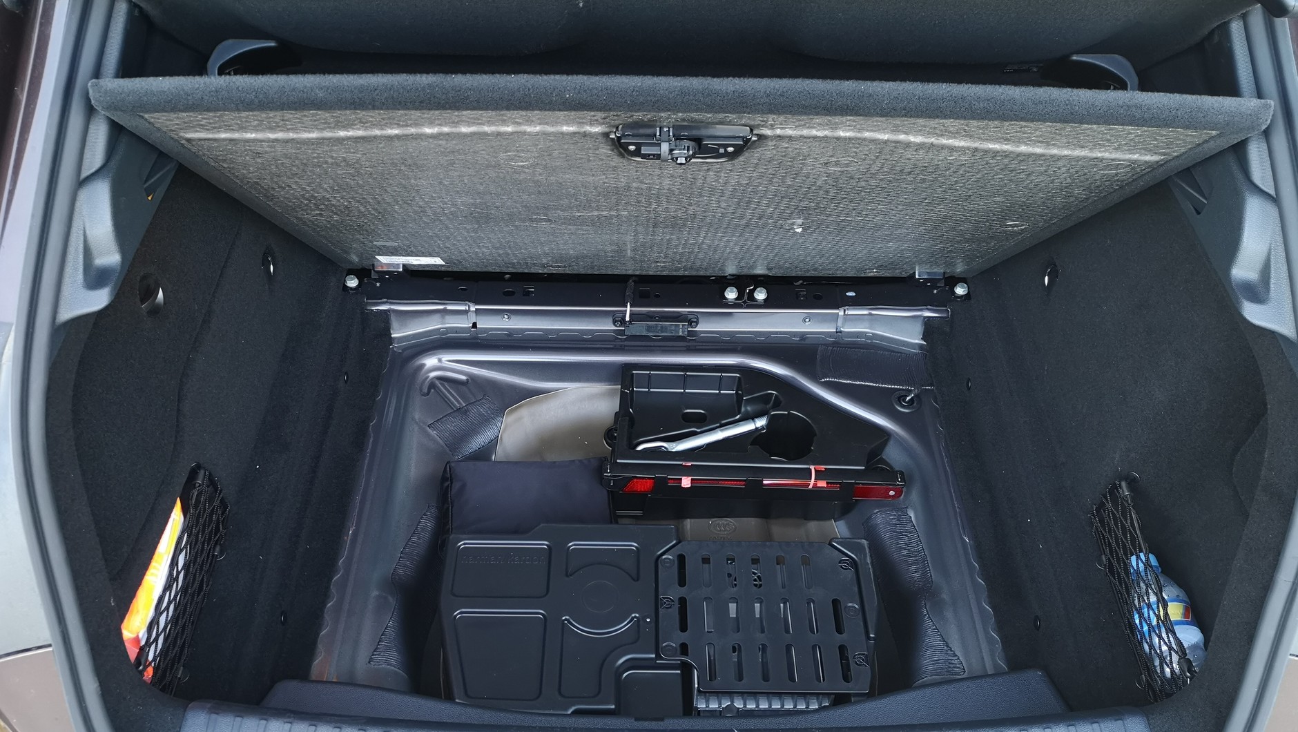 Mercedes GLA - subwoofer Harman Kardon w bagażniku