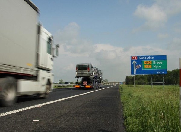 O czym informują słupki przydrożne? Każdy kierowca powinien to wiedzieć