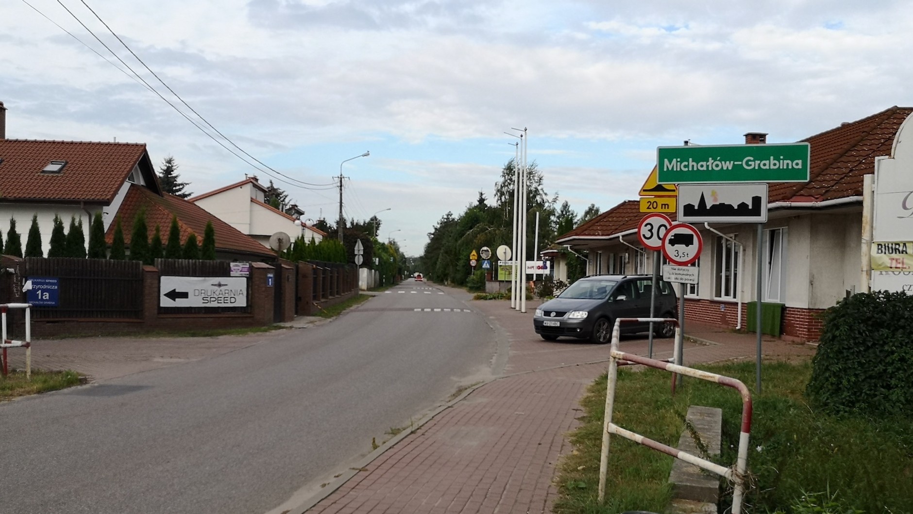 To przykład dość typowego oznakowania, zwłaszcza w aglomeracjach: jest znak D-42 (początek obszaru zabudowanego), a nie ma po przeciwnej stronie znaku D-43. Tak ma być!