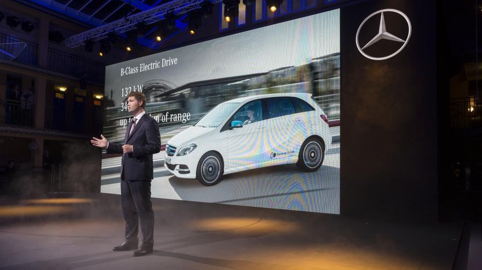 Mercedesy na salonie w Paryżu