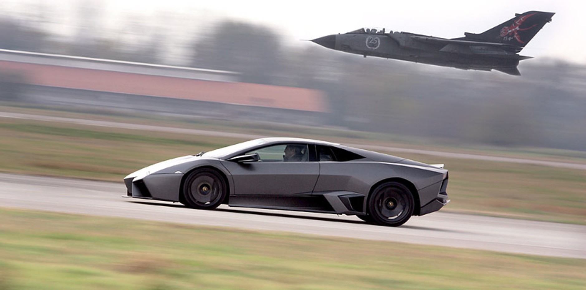 Lamborghini Reventon kontra Tornado: wyścig dla kamer telewizyjnych