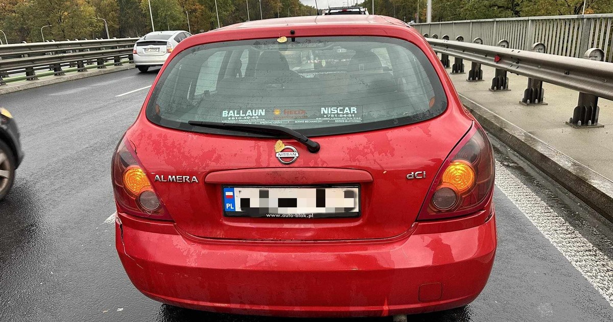 Samochód uszkodzony po kolizji. Na pierwszy rzut oka niemal brak uszkodzeń