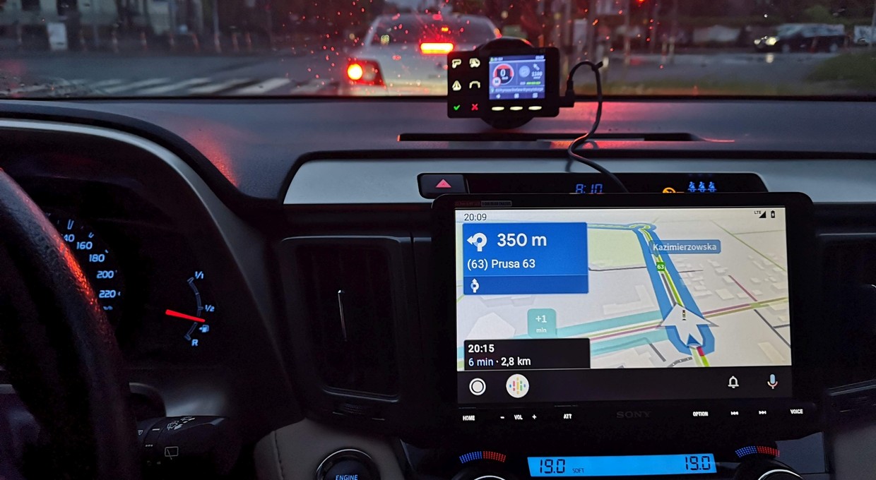 Już nie tylko Google Maps, czyli Android Auto z nowymi nawigacjami – pierwszy test