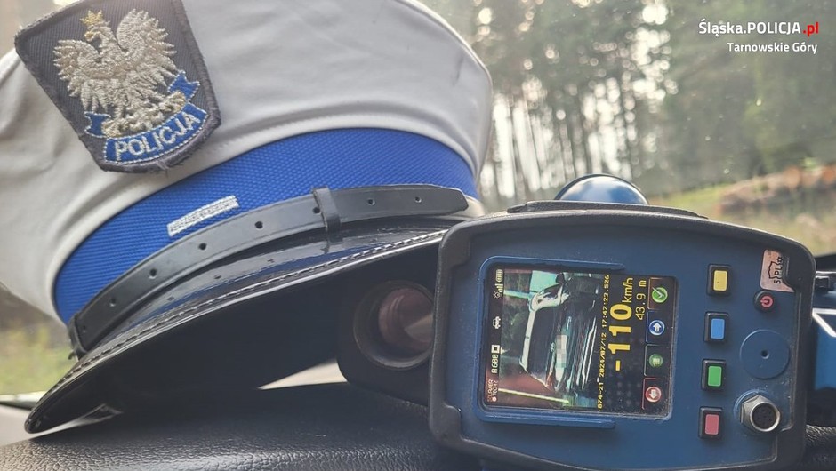 Kierowca hyundaia zignorował policjantów. "Dostał" 3,5 tys. zł mandatu