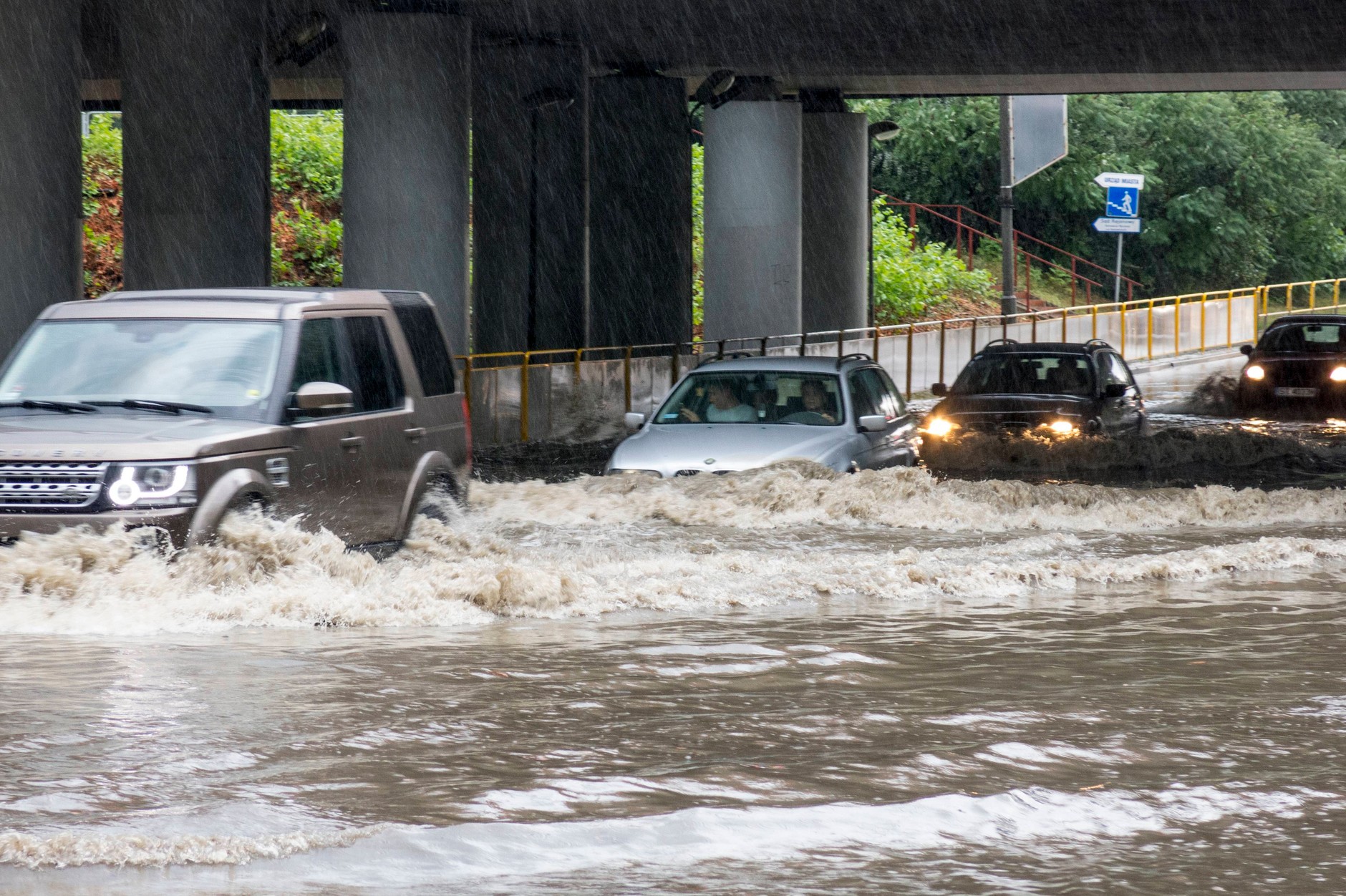 Samochód kontra burza