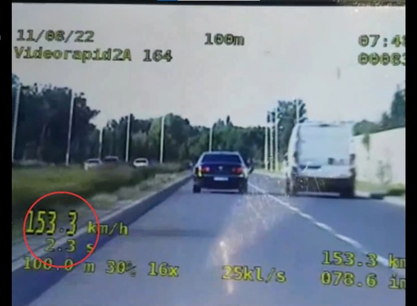 Chciał szybko zrobić manewr, dlatego jechał 153 km/h. Szybko też stracił "prawko"