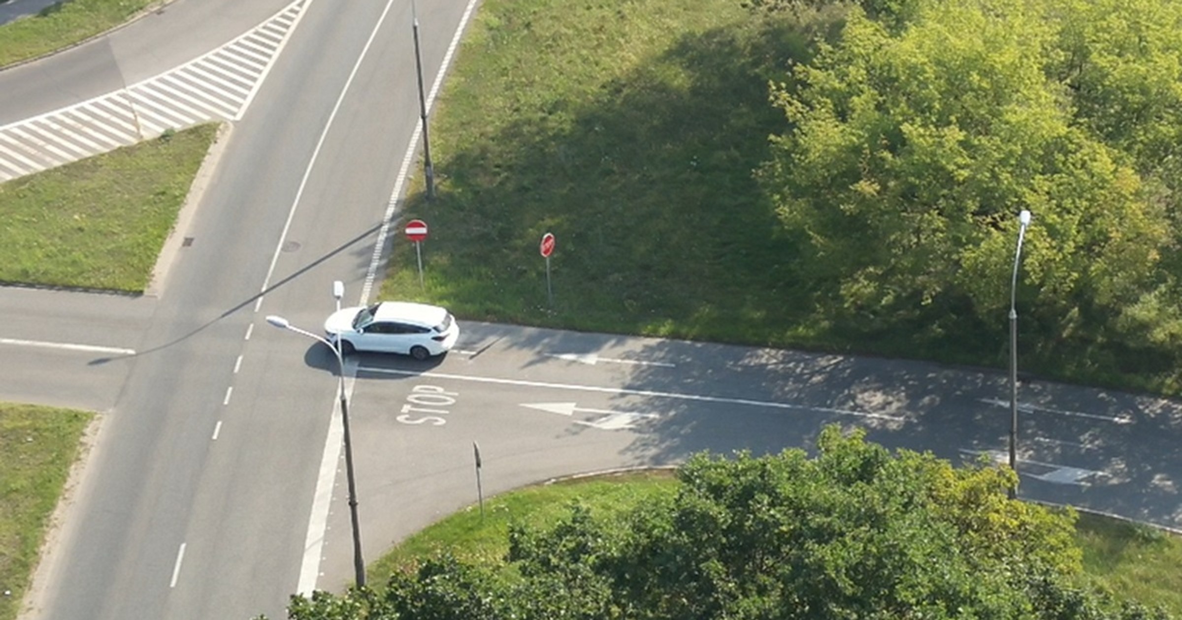 Policjanci przeprowadzili nietypową akcję. Mandatami sypali "z nieba"