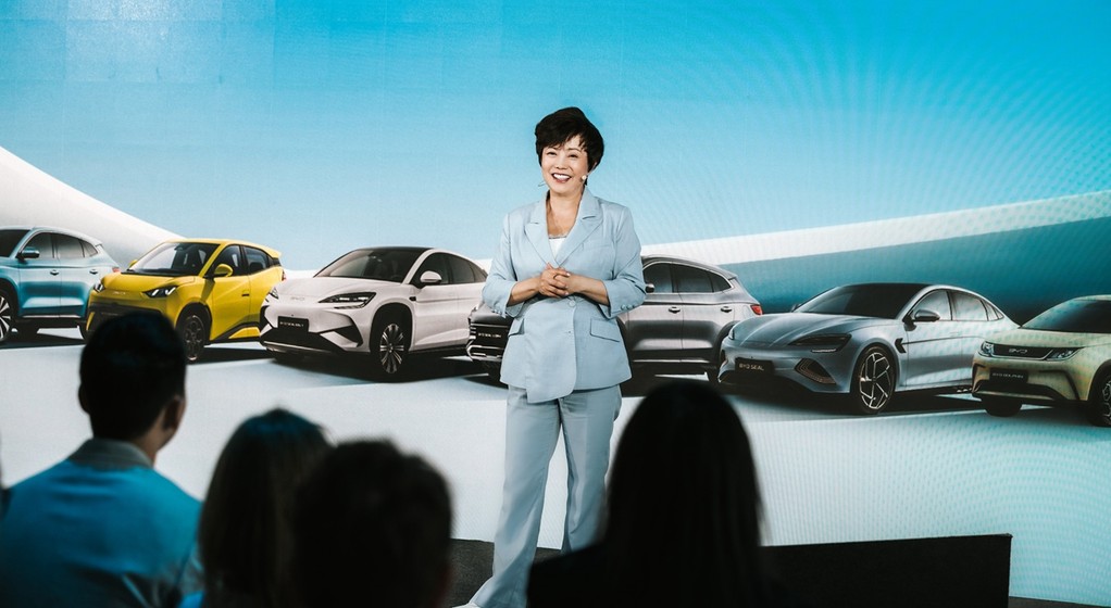 Stella Li, wiceprezeska BYD Auto, podczas konferencji prasowej