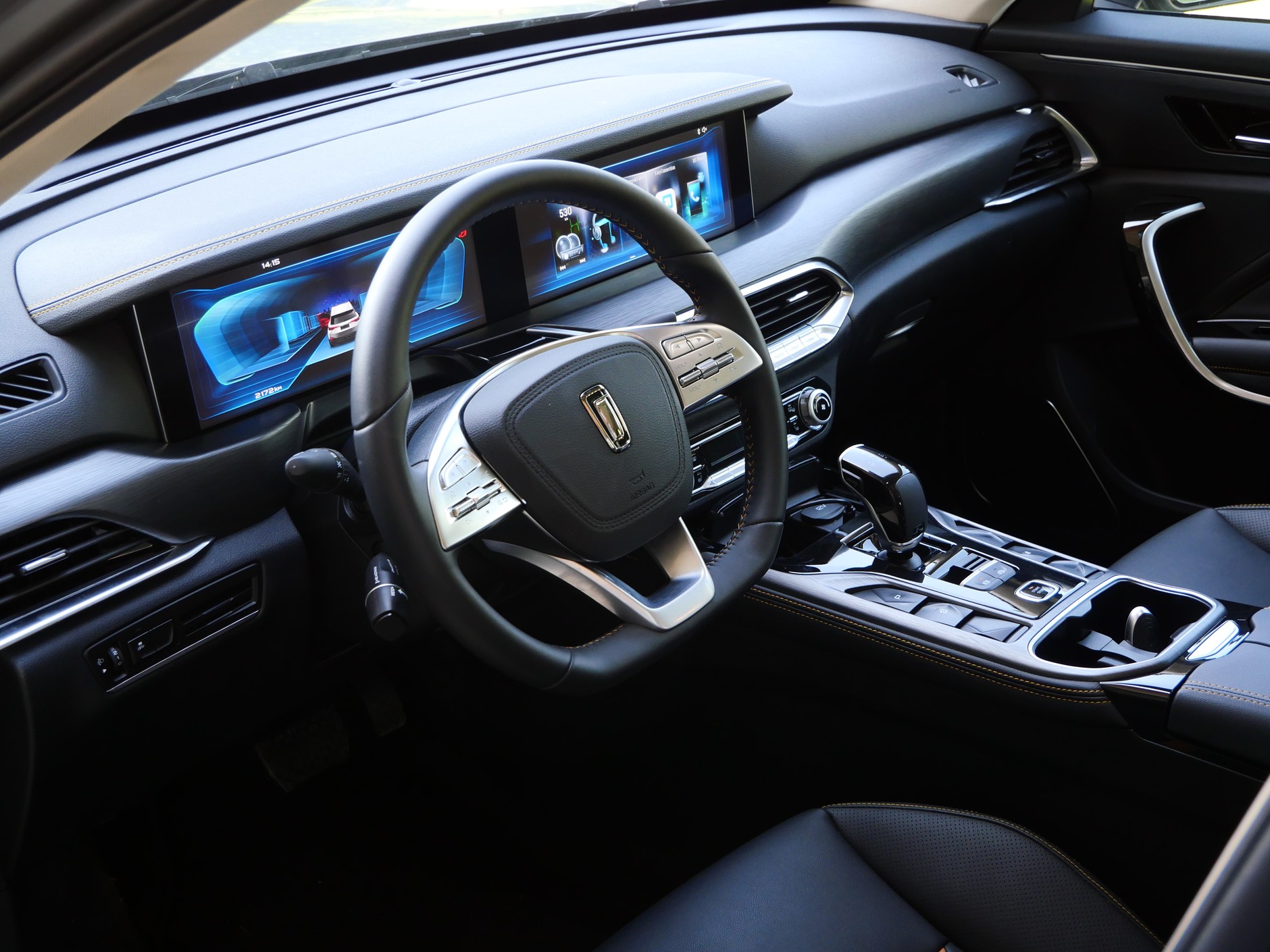 Wnętrze Bestune T77 na zdjęciach wygląda lepiej niż w rzeczywistości. Widać nawiązania i do Mercedesa i do aut marki DS