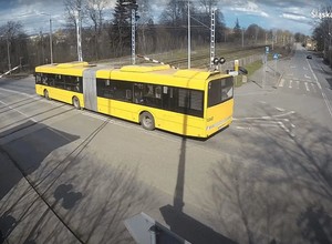 Kierowca miejskiego autobusu wjechał pod opadające rogatki. Na pokładzie byli pasażerowie [WIDEO]