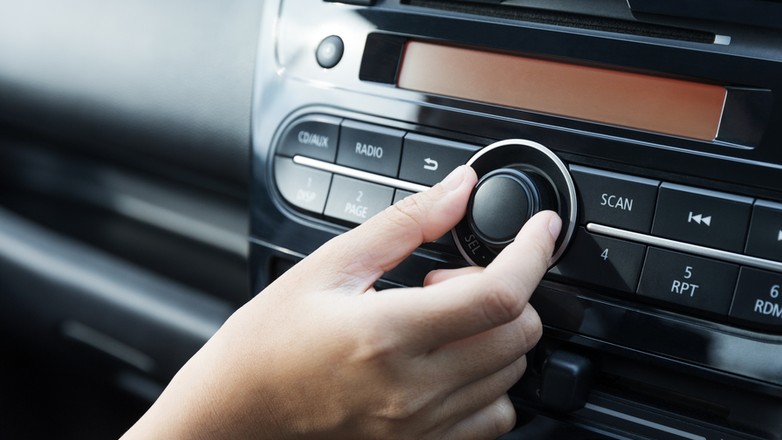 Przyciski AS i AST skrywają przydatną funkcję radia samochodowego