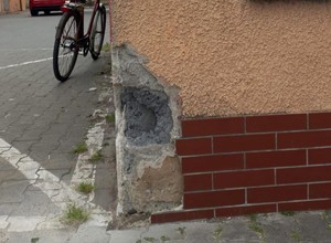 Kierowca BMW driftował pod sklepem. Uszkodził róg budynku...