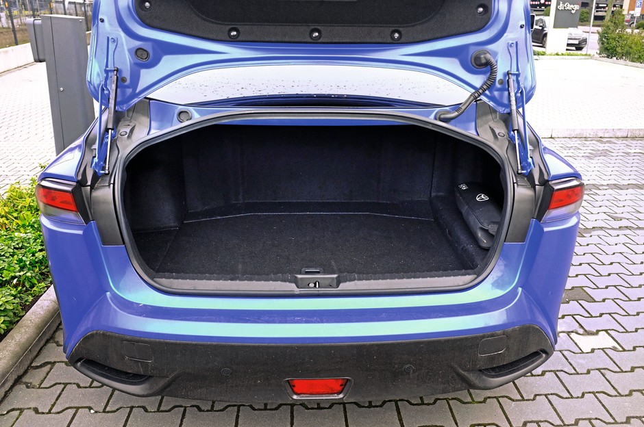 Toyota Mirai ma ciasne wnętrze i mały bagażnik. Auto o długości 5 metrów jest mniej praktyczne od przeciętnego kompaktu.