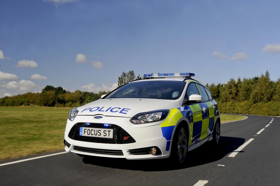 Ford w policyjnym mundurze