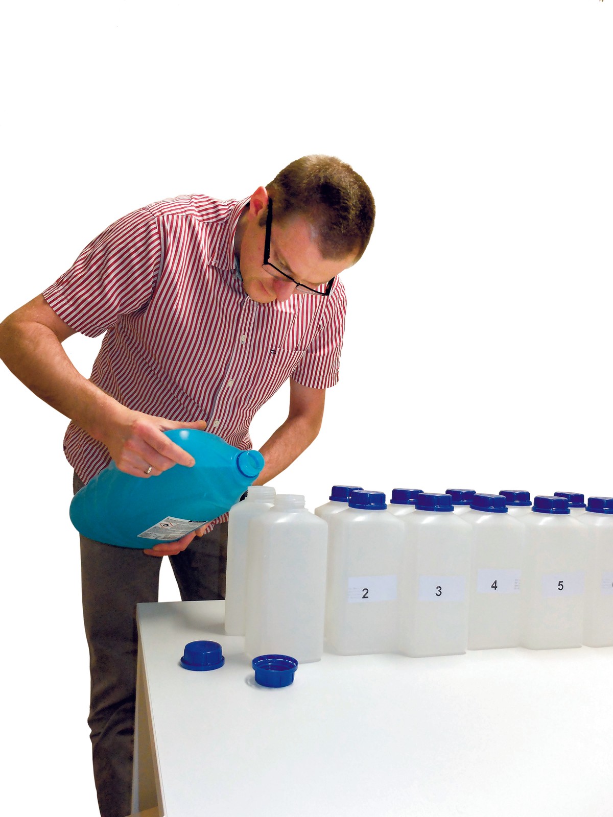 „Ślepy” test: każdy płyn został wlany do dwóch jednakowych, szczelnych, plombowanych butelek i wysłany do laboratorium