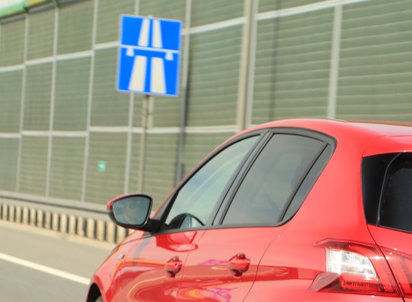 Czy wiesz, jak szybko możesz jechać z przyczepą na polskiej autostradzie?
