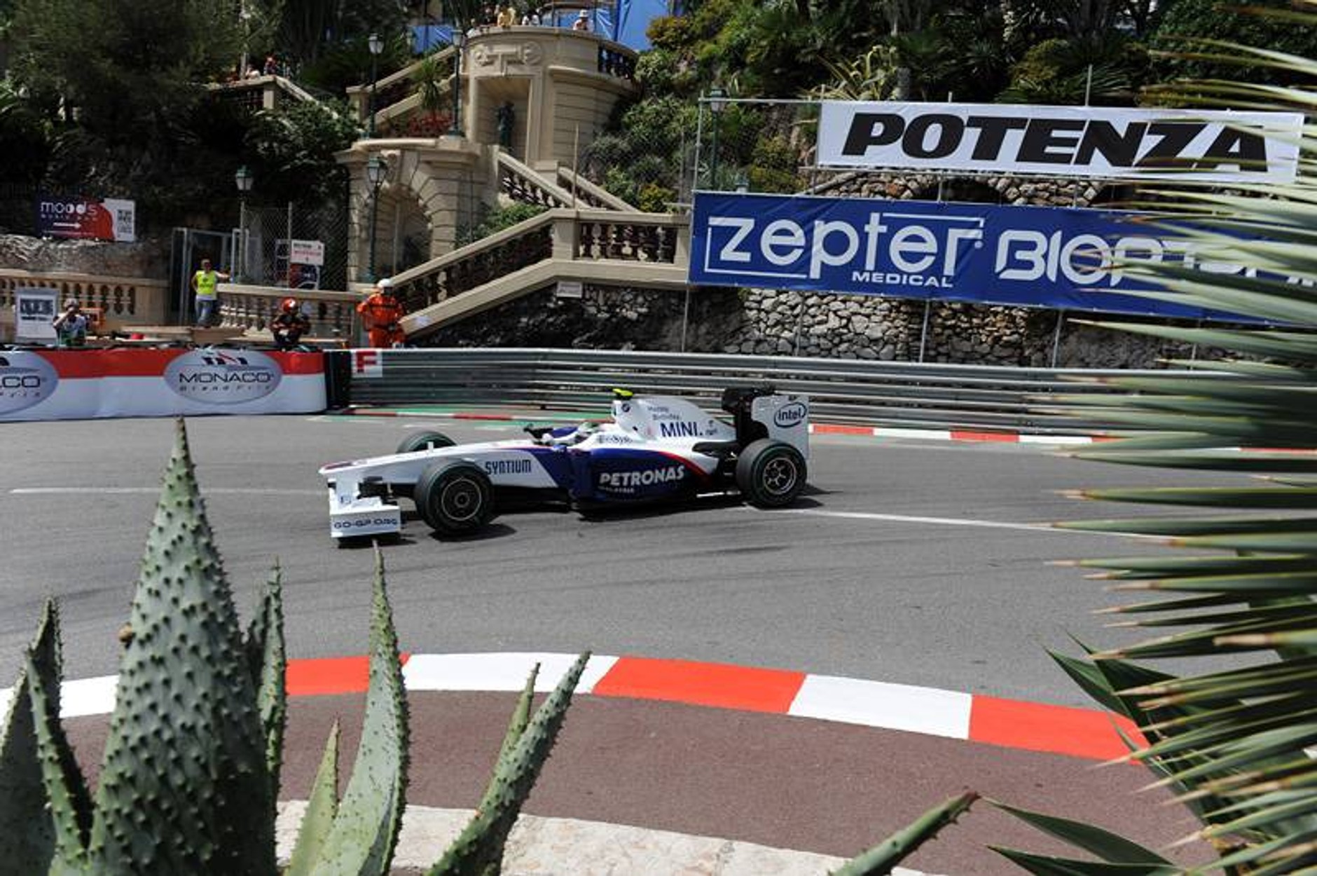 Grand Prix Monaco 2009: Button królem, Kubica w garażu (fotogaleria)