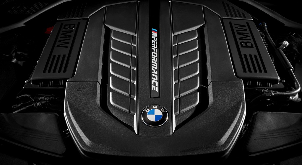 Silnik V12 BMW M760Li