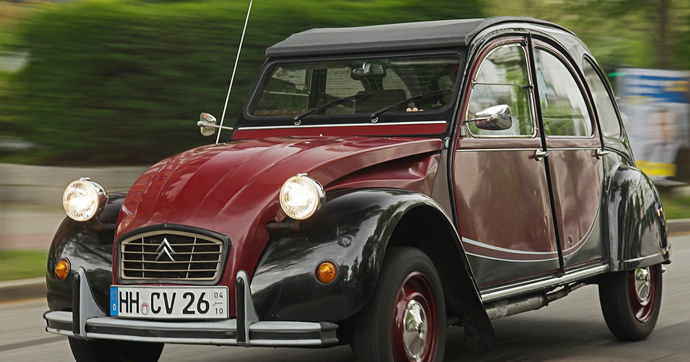 Citroen 2CV produkowany był w latach 1949-1990