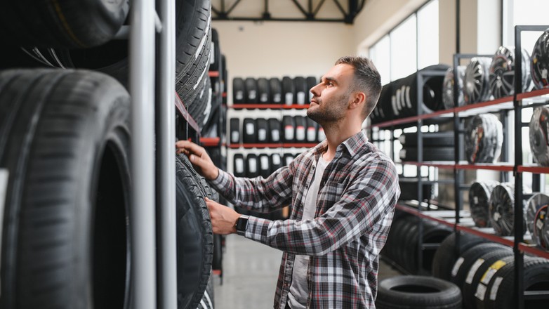 Tanie opony? Mimo że coraz więcej serwisów ma w ofercie tanie opony z Chin i Indii, Polacy coraz chętniej kupują opony marek premium. Sprzedaż tanich opon spada!