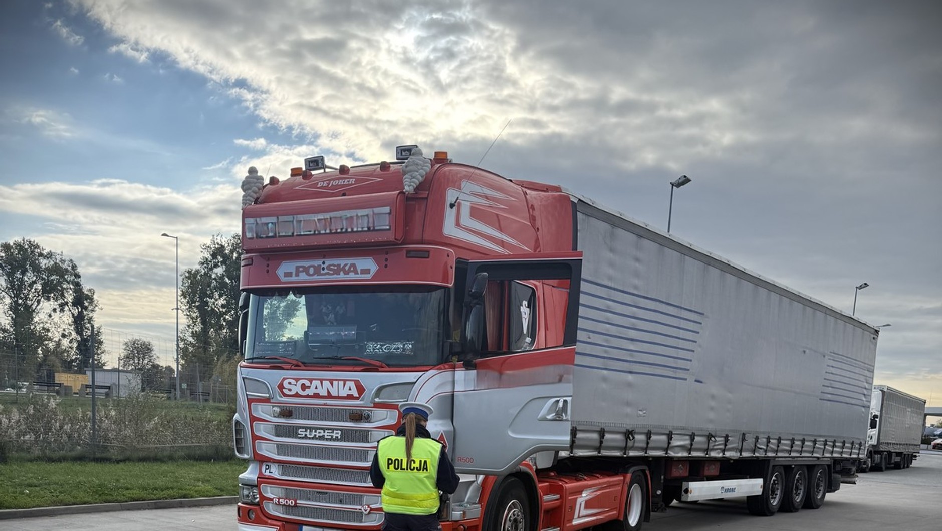 Kierowca ciężarówki zatrzymany za wyprzedzanie na autostradzie