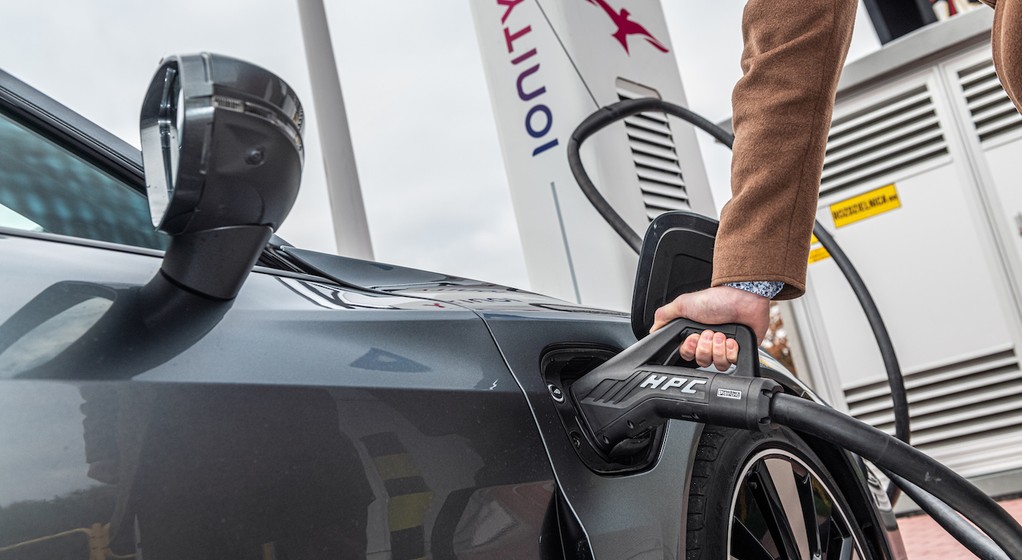 Audi e-tron GT na stacji Ionity