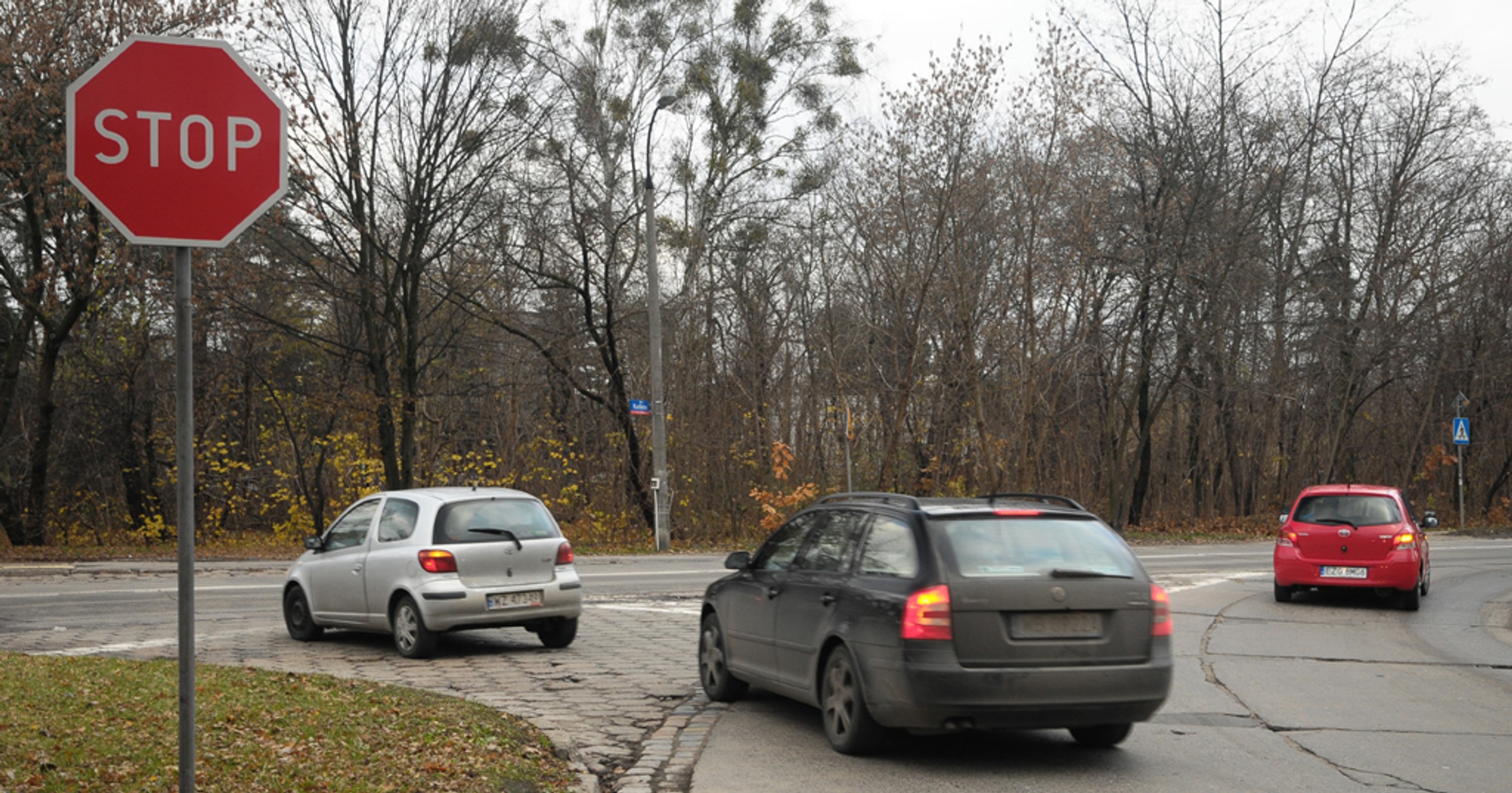 Kierowcy nie muszą się zatrzymywać przy znaku stop. Prawo dokładnie wskazuje, gdzie powinni
