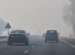Spadł deszcz i znów się zaczęło. Kierowcy nie wiedzą, kiedy korzystać z tego przełącznika