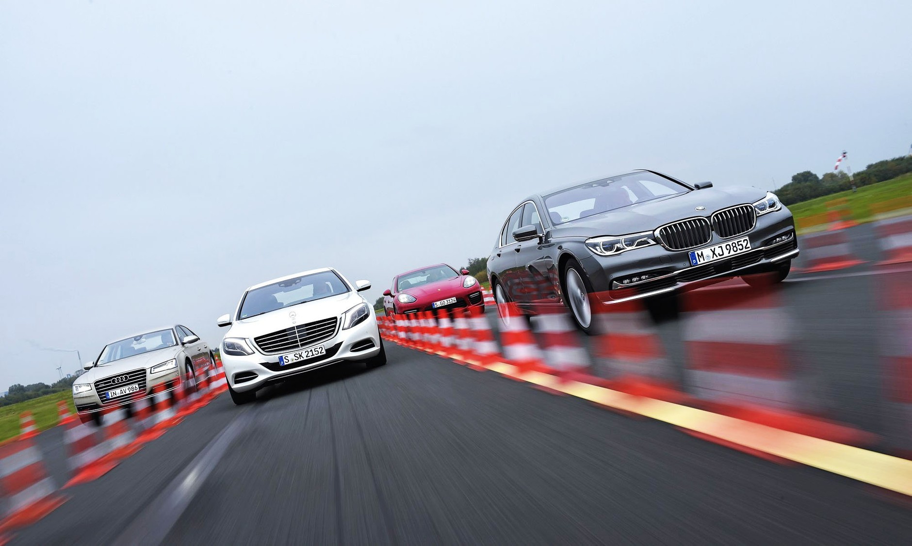 Nowe BMW 750i kontra Audi A8, Mercedes klasy S i Porsche Panamera