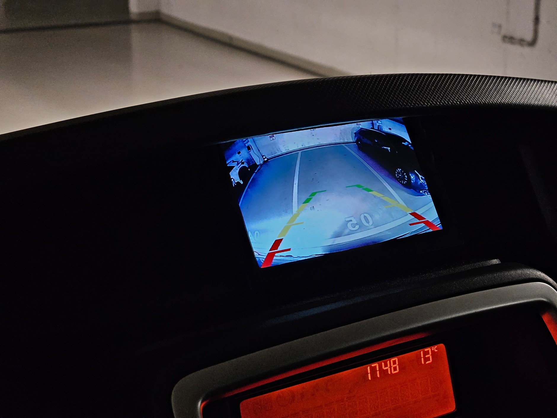 Podłączamy i... wszystko działa tak, jak powinno. Obraz jest czytelny, nawet w ciemnym garażu, a kąt widzenia kamery zamontowanej w górnej części drzwi jest rzeczywiście szeroki, choć do parametrów deklarowanych przez chińskiego producenta, sporo brakuje