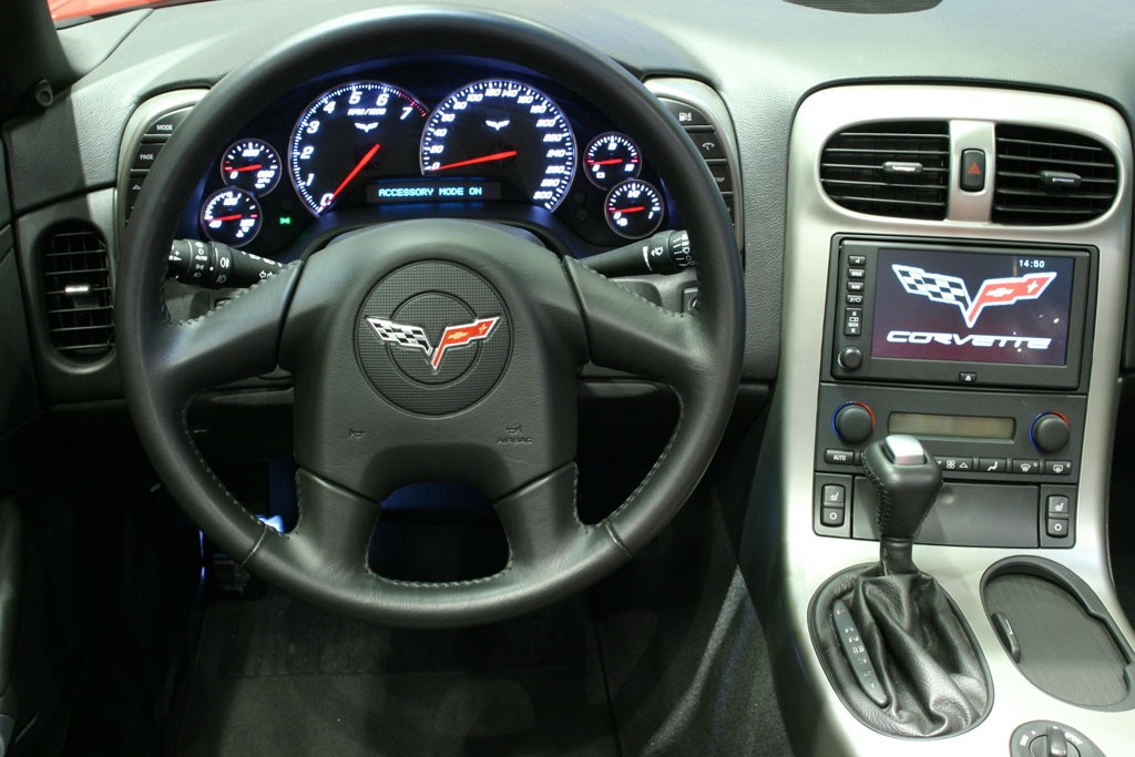 Wnętrze wygląda równie rasowo jak nadwozie, ale jakość niektórych tworzyw jest dość kiepska