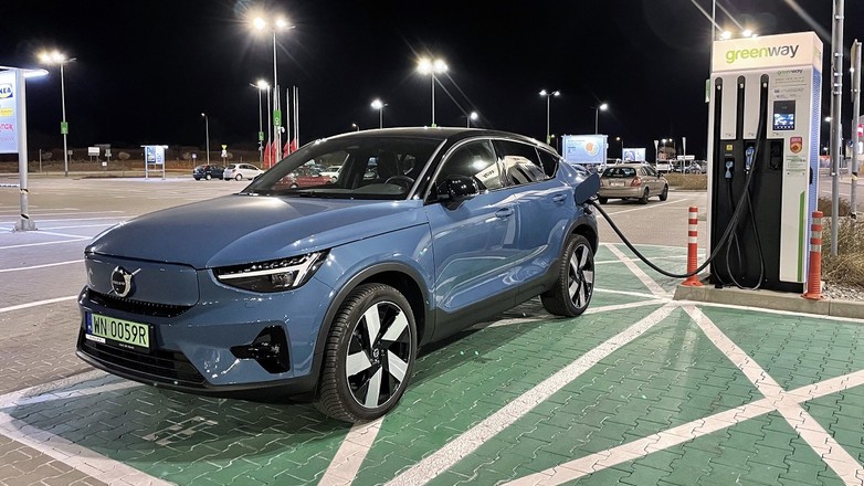 Volvo C40 Recharge, ładowanie samochodu elektrycznego, stacja ładowania, ładowarka GreenWay