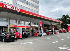Paliwo nadal tanieje i będzie tanieć