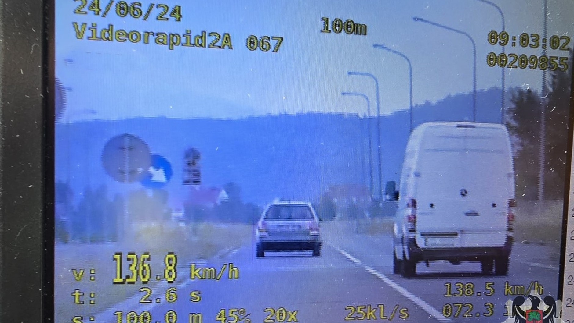 Ten kierowca znacząco przekraczający dozwoloną prędkość miał już na koncie zakaz kierowania