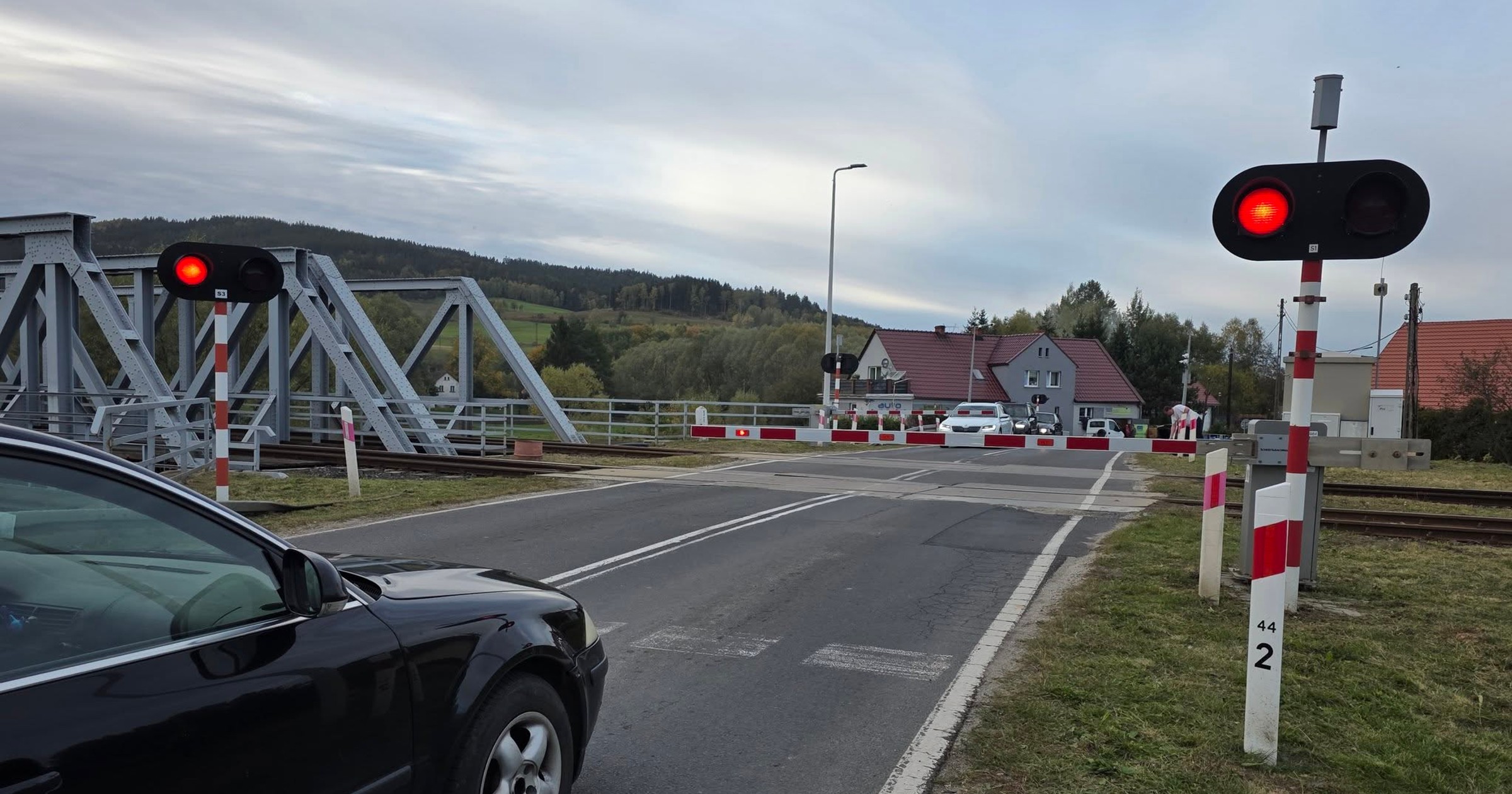 PKP PLK ma ponad 2500 przejazdów objętych monitoringiem wizyjnym. Kamery z co piątego przejazdu mają być docelowo wpięte w automatyczny system wystawiania mandatów, którego operatorem jest CANARD.