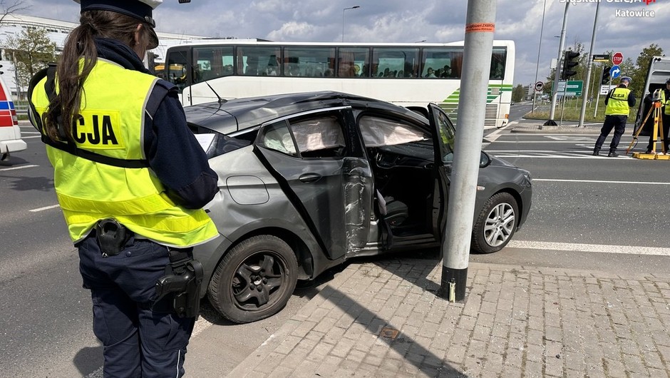Obraz pochodzący z serwisu https://katowice.policja.gov.pl/k14/informacje/wiadomosci/384347,Wypadek-na-skrzyzowaniu.html