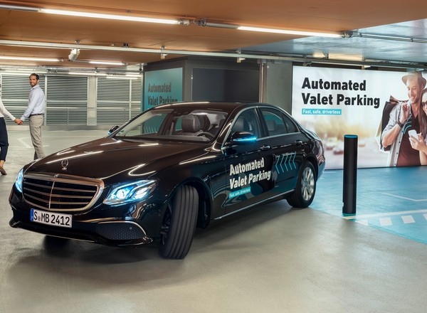 Podjedź, wyjdź, kliknij – prawdziwe automatyczne parkowanie