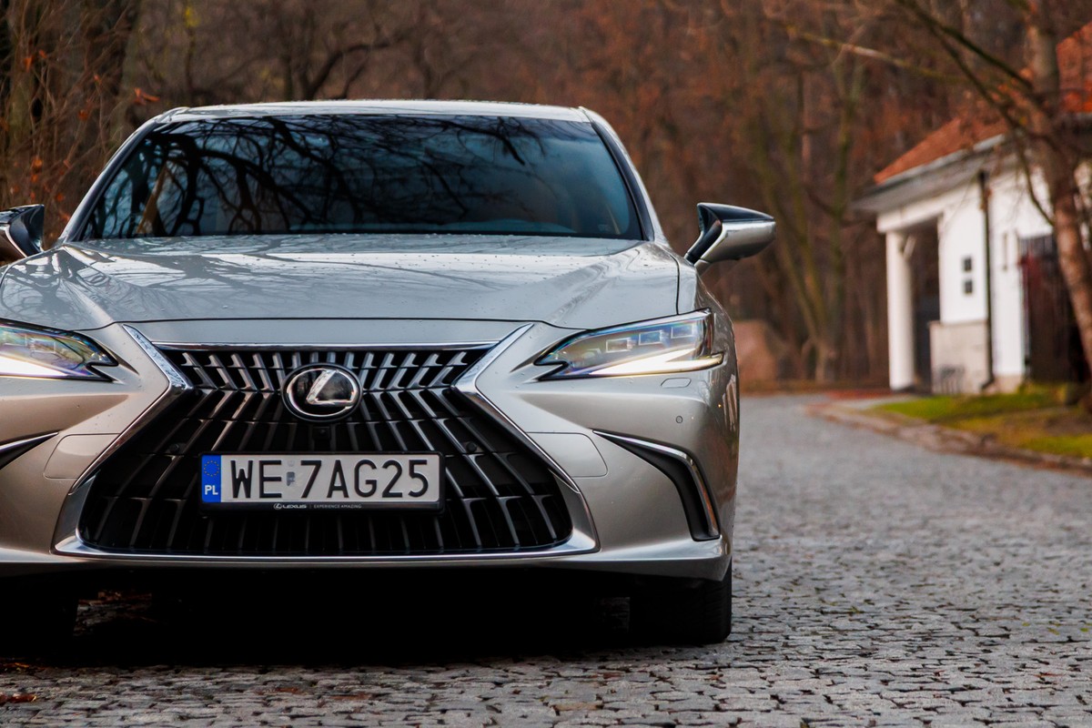 Ten Lexus kosztuje tyle, co Toyota. Jest luksusowy i oszczędny. Patrzymy czy warto