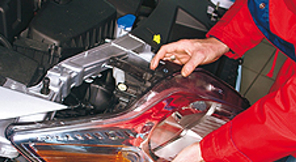 Wymieniamy żarówki w 35 samochodach