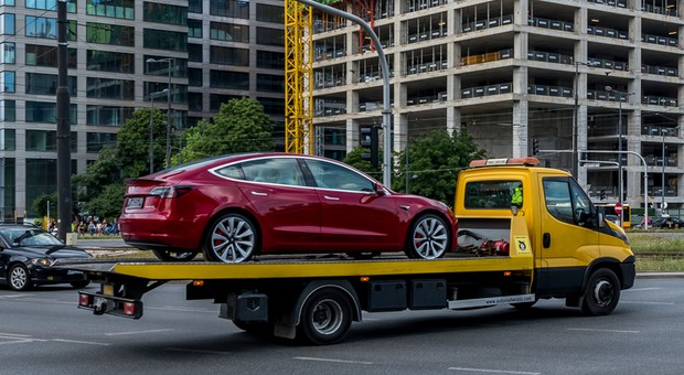 Cuda ze sprzedażą aut elektrycznych. Katastrofa Tesli jest zbawieniem dla Volkswagena, a  Chińczycy po cichu robią swoje