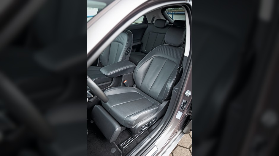 Hyundai Ioniq 5 2022 - na kierowcę i pasażera z przodu czekają kanapowe, wygodne fotele, w topowej specyfikacji także z funkcją "lewitacji" i rozkładanym podnóżkiem.