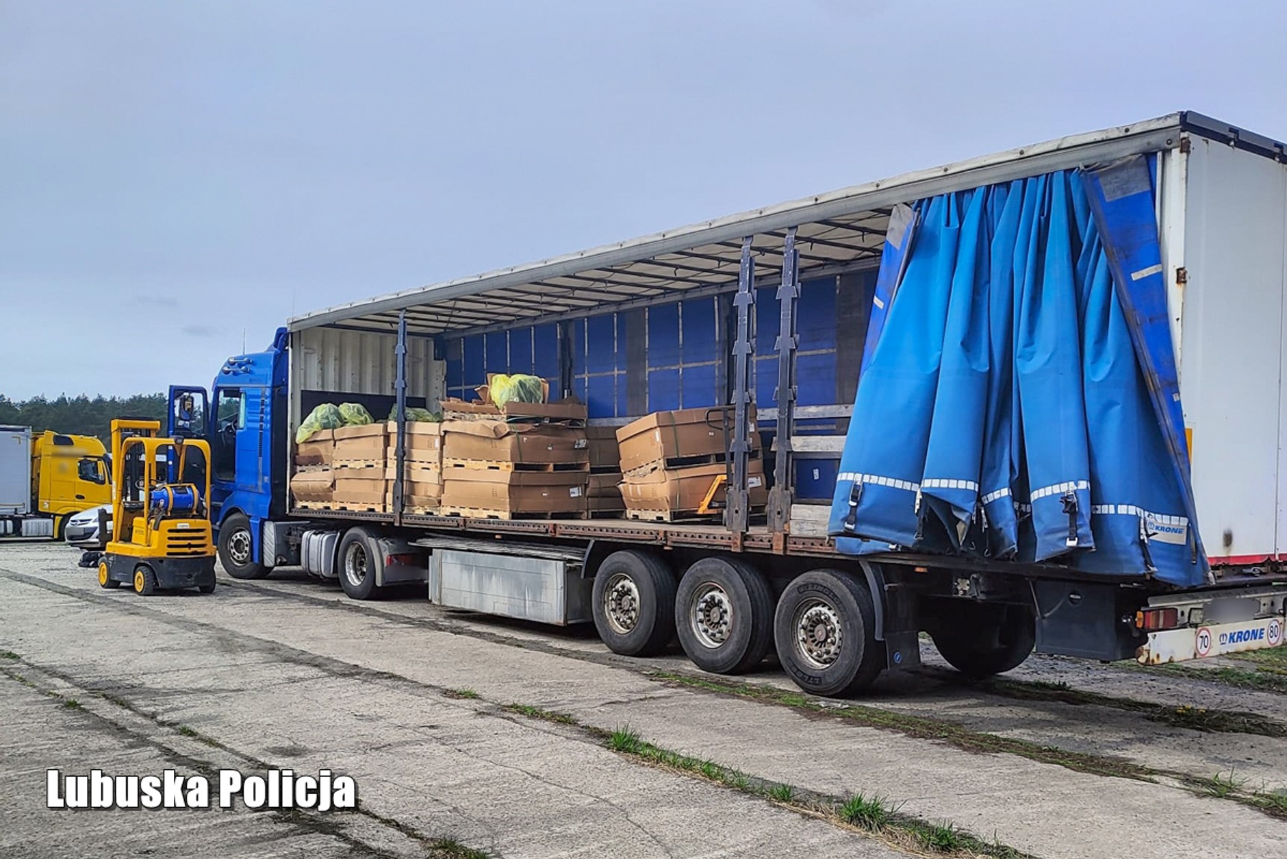 Kryminalni odzyskali skradzioną naczepę ze skrzyniami biegów