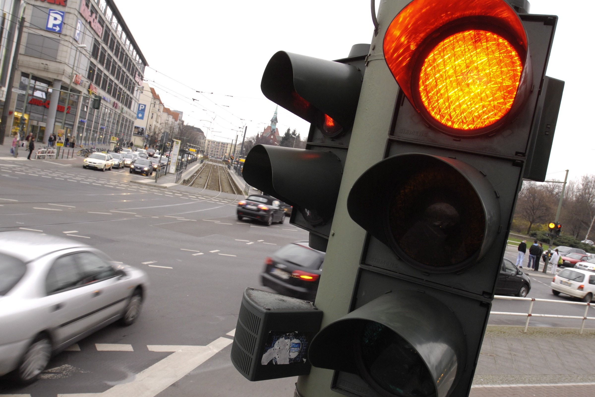 Za te błędy na czerwonym świetle nie dostaniesz mandatu. Zapłacisz za nie w serwisie