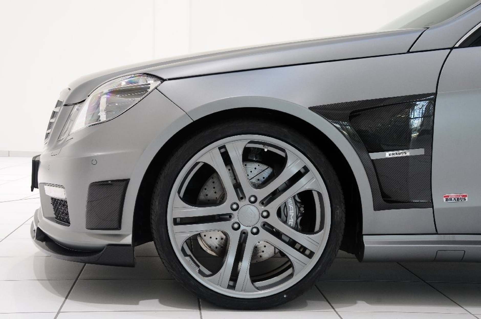 Mercedes E63 AMG - 555 KM od Brabusa