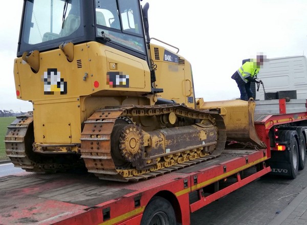 Wiózł kilkutonową spycharkę bez zabezpieczenia, bo liczył, że nie trafi na kontrolę
