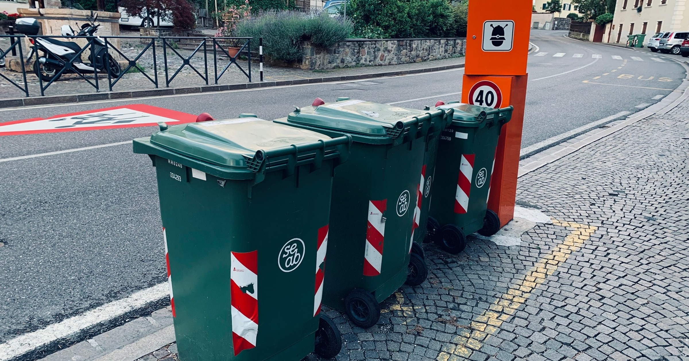 Fotoradar stojący przy śmietniku w Bolzano