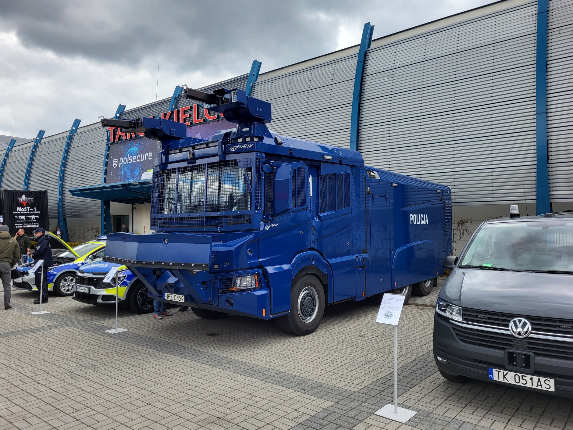 Nowoczesna armatka wodna na podwoziu ciężarówki Scania P450 – sprzęt do kontroli tłumów. Pojazdy te były wykorzystywane były też do ochrony granicy polsko-białopruskiej.